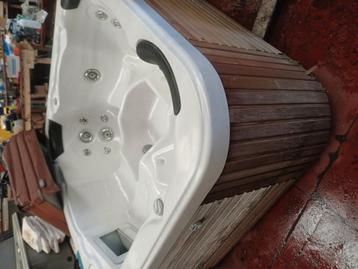 Jacuzzi 2000 euro gratis geleverd en geplaatst  beschikbaar voor biedingen