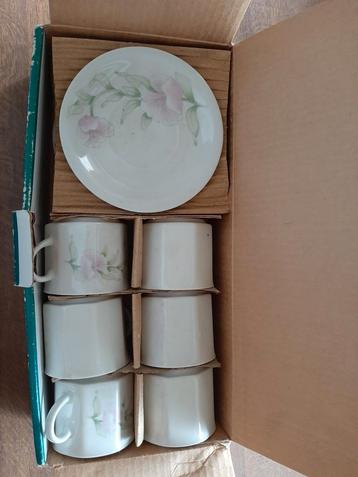 6 koffietassen met onderbordjes beschikbaar voor biedingen