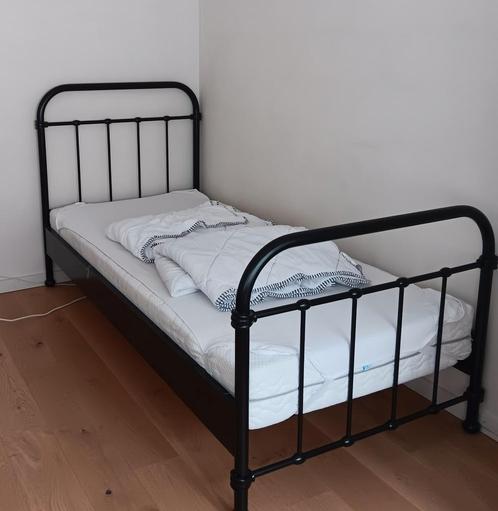Eenpersoonsbed 90x200cm, Huis en Inrichting, Slaapkamer | Bedden, Zo goed als nieuw, Ophalen