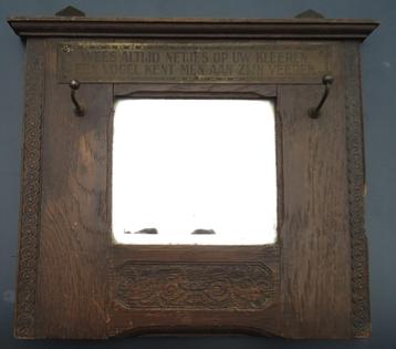 Antieke houten spiegel met 2 kleine kapstokjes. beschikbaar voor biedingen
