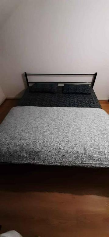 Metalen bedframe + 2 Ikea matrassen – 200x180 – Set voor €17 beschikbaar voor biedingen