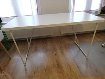 Witte eettafel van hout en staal beschikbaar voor biedingen