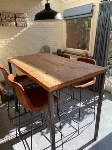 Hoge tafel +  4 stoelen  beschikbaar voor biedingen