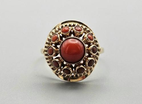 Gouden Vintage ring met edelsteen bloedkoraal. 2024/143., Handtassen en Accessoires, Antieke sieraden, Ring, Goud, Met edelsteen