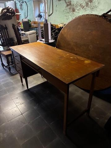Vintage bureau beschikbaar voor biedingen