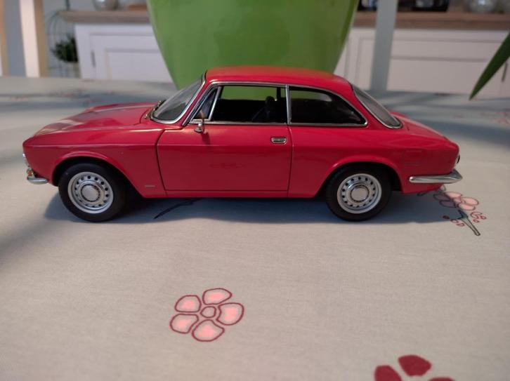 Alfa Romeo 1750 GTV Autoart Millenium 1:18, Hobby en Vrije tijd, Modelauto's | 1:18, Zo goed als nieuw, Auto, Autoart, Ophalen of Verzenden