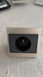 Niko Inter 70 stopcontact met aarding, Doe-het-zelf en Bouw, Elektriciteit en Kabels, Ophalen of Verzenden, Gebruikt, Stopcontact