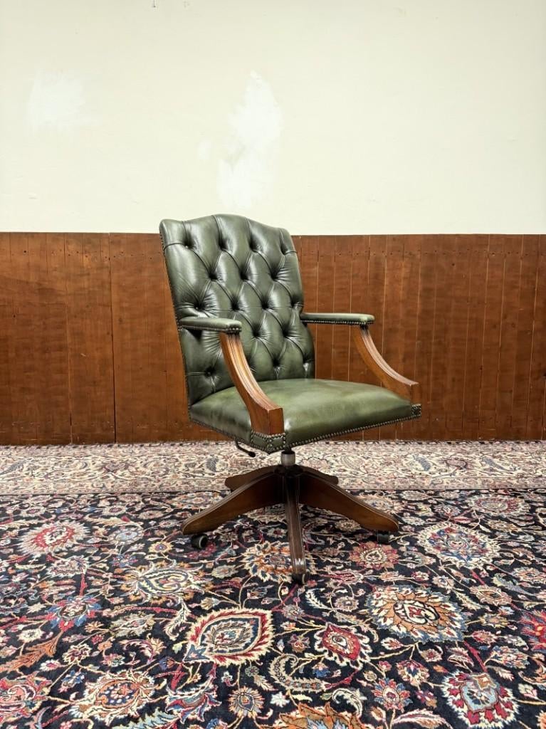Klassiek Engels Chesterfield Bureaustoel, Antiquités & Art, Antiquités | Bureau & Affaires, Enlèvement