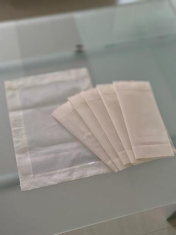 set 6 witte placemats beschikbaar voor biedingen