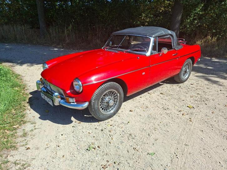 MG B 1967, Auto's, Oldtimers, Particulier, MG, Benzine, Cabriolet, 2 deurs, Handgeschakeld, Rood, Zwart, Leder, Achterwielaandrijving
