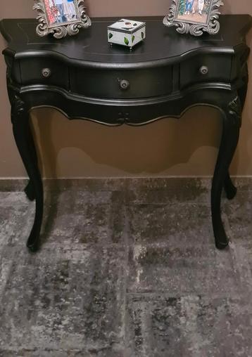 Mooi zwart sidetable beschikbaar voor biedingen