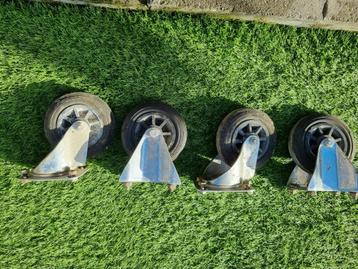 2 zwenkwielen en 2 vaste wielen maat 160/80-40 beschikbaar voor biedingen