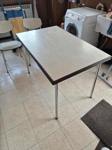 Vintage eettafel met 2 stoelen jaren 60/70 beschikbaar voor biedingen