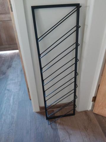Zwart wijnrek voor 8 flessen om op te hangen. beschikbaar voor biedingen