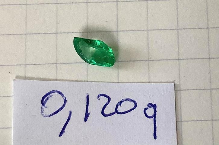 Smaragd, geslepen in bladvorm, Handtassen en Accessoires, Edelstenen, Zo goed als nieuw, Ophalen of Verzenden
