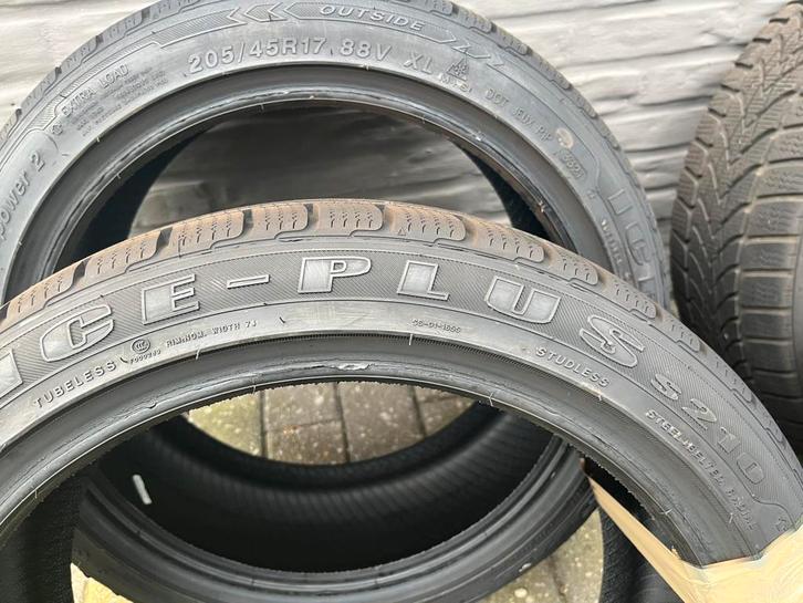 Winterbanden set 205 45 R17 88V NIEUWSTAAT, Auto-onderdelen, Banden en Velgen, Band(en), Winterbanden, Ophalen