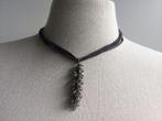 Grijze ketting met hanger, Handtassen en Accessoires, Kettingen, Met hanger, Kunststof, Ophalen of Verzenden, Zo goed als nieuw