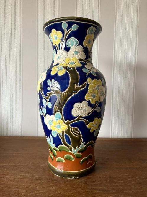 Decoratieve vintage vaas - reliëf bloemenmotief – handgemaak, Antiek en Kunst, Antiek | Vazen, Ophalen