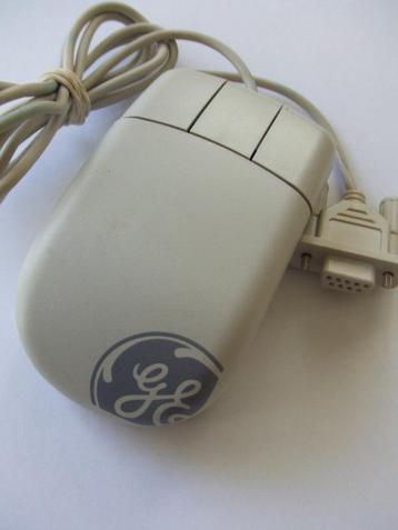 Souris d'ordinateur vintage avec connexion série disponible aux enchères