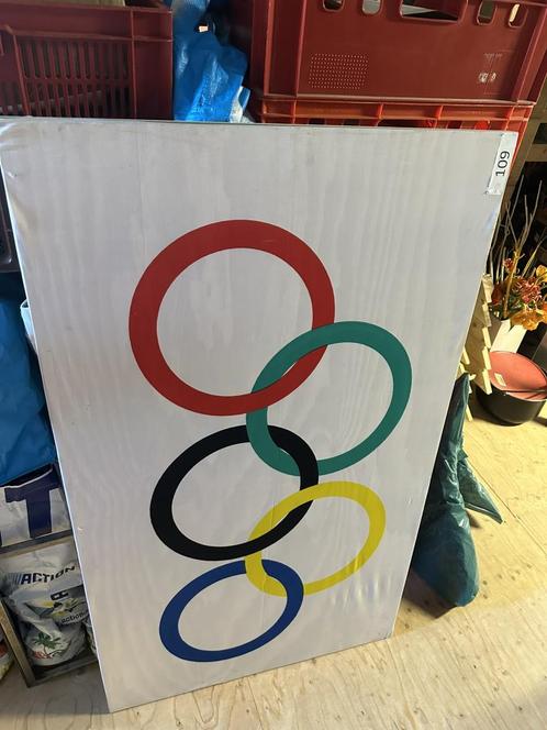 109. Bord met vlag Olympische Spelen, Verzamelen, Merken en Reclamevoorwerpen