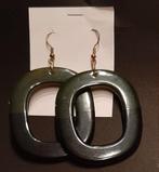 Te koop: Mooie grote oorbellen groen/zwart., Comme neuf, Autres matériaux, Pendantes, Vert