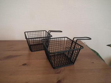 2 zwarte manden (13x13 cm/hoogte 8,5 cm) in onberispelijke s beschikbaar voor biedingen