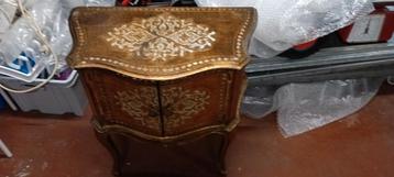 Nacht kastjes  speciaal  beschikbaar voor biedingen