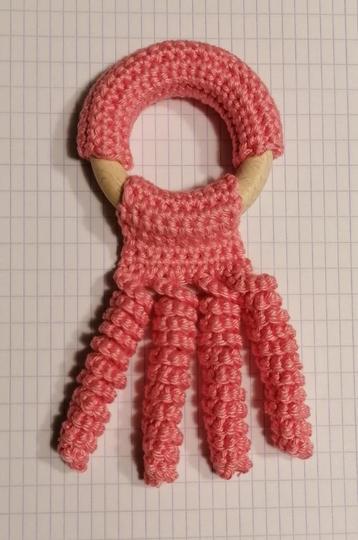 Gehaakt speelgoedje op houten bijtring voor baby's. Nieuw. beschikbaar voor biedingen