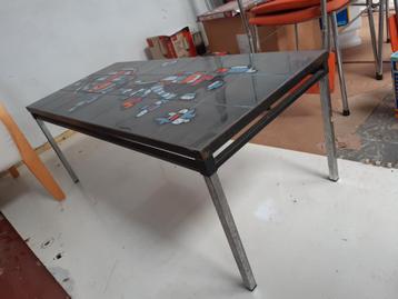 Vintage set salontafel en bijzettafeltjes beschikbaar voor biedingen