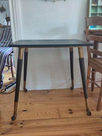 Vintage bijzettafeltje jaren '50/'60 beschikbaar voor biedingen