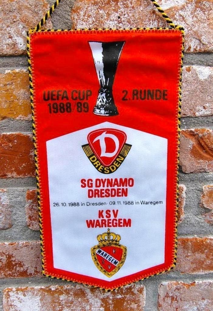 KSV Waregem - Dynamo Dresden 1988 prachtige wimpel voetbal, Verzamelen, Sportartikelen en Voetbal, Zo goed als nieuw, Ophalen of Verzenden
