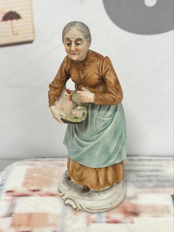 Vintage Porseleinen beeldje Oude vrouw met kip porselein beschikbaar voor biedingen