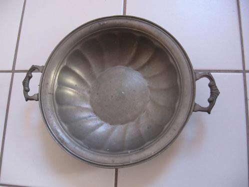Twee tinnen voorwerpen waaronder een bord met handvaten. dia, Antiek en Kunst, Antiek | Tin, Ophalen of Verzenden
