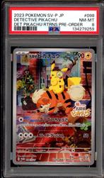 Detective Pikachu PSA 8 - 098 SV-P - Japanese Promo 2023, Hobby en Vrije tijd, Verzamelkaartspellen | Pokémon, Ophalen of Verzenden