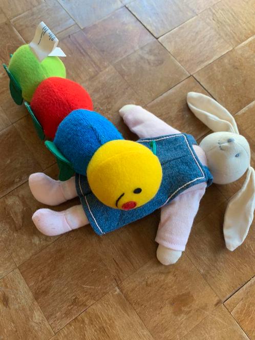 Rups rammelaar en konijn knuffel met polsbandje, Kinderen en Baby's, Speelgoed | Babyspeelgoed, Zo goed als nieuw, Rammelaar