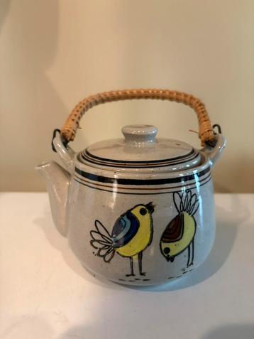 Vintage keramiek theepot beschikbaar voor biedingen
