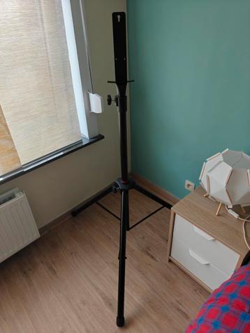 Staander voor dartsblok beschikbaar voor biedingen