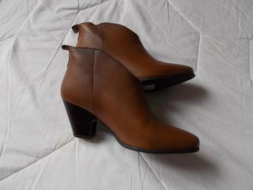 Bottillons bruns en cuir. beschikbaar voor biedingen