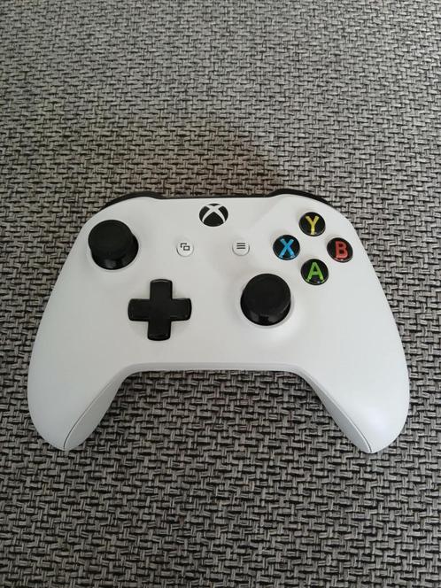 xbox one white controller met nieuwe thumsticks!, Games en Spelcomputers, Spelcomputers | Xbox | Accessoires, Gebruikt, Xbox One