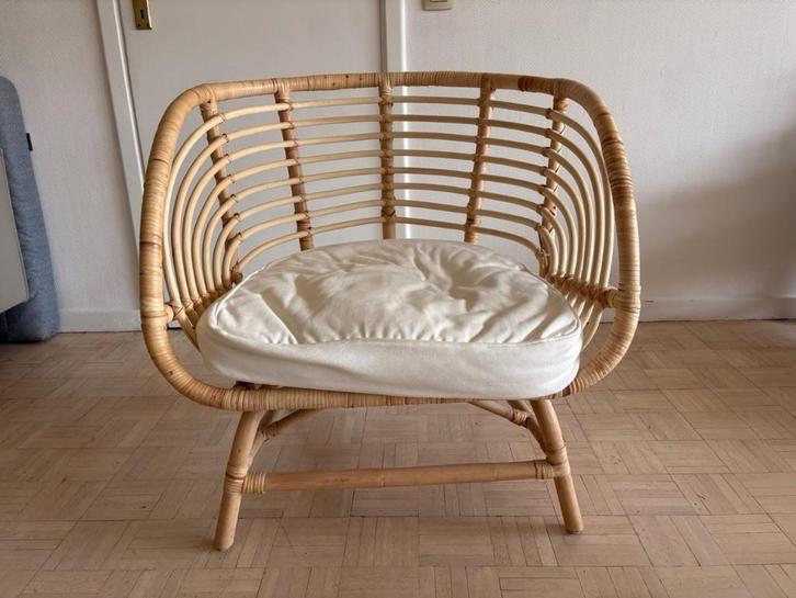 Rotan Stoel: Ikea BUSKBO Fauteuil, rotan/Djupvik wit, Huis en Inrichting, Stoelen, Zo goed als nieuw, Hout, Wit, Ophalen