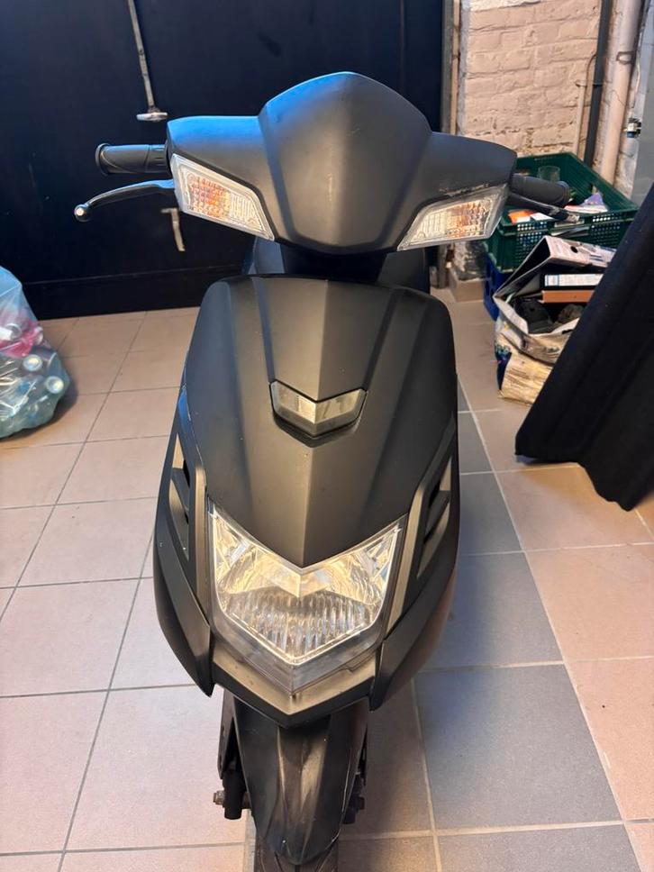 GTS brommer met 2 helmen en nieuwe uitlaat met veel geluid, Fietsen en Brommers, Scooters | Peugeot, Zo goed als nieuw, Overige modellen