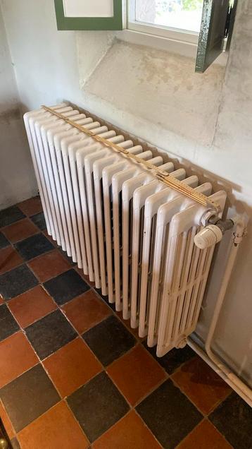 14 antieke gietijzeren radiatoren beschikbaar voor biedingen