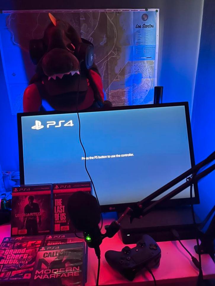 Playstation 4 1TB plus monitor!!, Games en Spelcomputers, Spelcomputers | Sony PlayStation 2, Zo goed als nieuw, Phat, Zwart, Met 3 controllers of meer