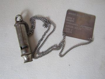 Oud fluitje uit 1955 en militaire plaquette van het Belgisch beschikbaar voor biedingen