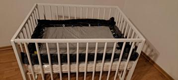 Babybox met Nieuwe matras ( nog in verpakking) en boxkleed beschikbaar voor biedingen