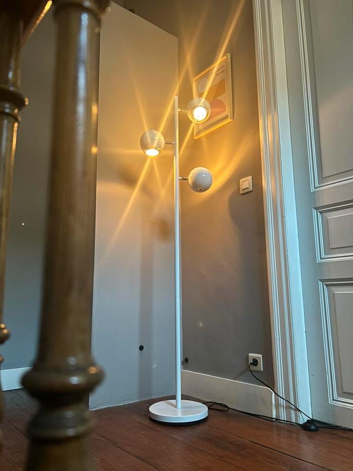 Leitmotiv “White Eyeball” Vloerlamp – jaren ’90, Huis en Inrichting, Lampen | Vloerlampen, Zo goed als nieuw, Metaal, Ophalen
