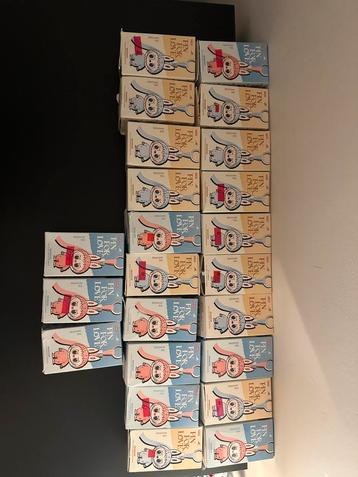 Labubu v4 pin doe love beschikbaar voor biedingen