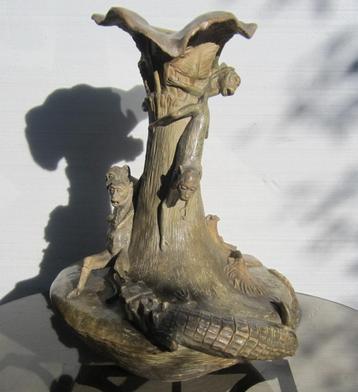 Antieke art nouveau terra cotta vaas apen krokodil Austria beschikbaar voor biedingen