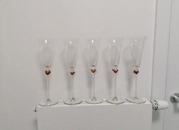 5 hoge champagne glazen met hartje beschikbaar voor biedingen