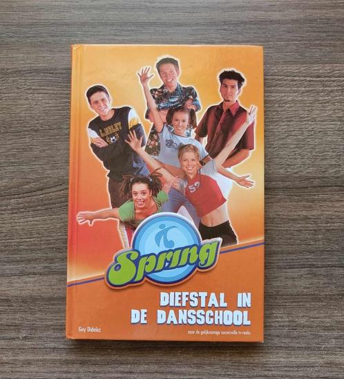 Boek - Spring - Diefstal in de dansschool - Fictie - €3,50, Boeken, Kinderboeken | Jeugd | 10 tot 12 jaar, Gelezen, Fictie, Ophalen